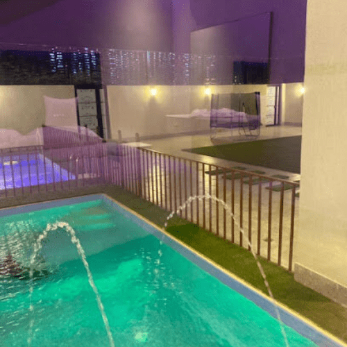 شاليه فاخر في جدة مع مسبح خاص، مجالس راقية، وحديقة واسعة، مثالي للعائلات والمناسبات الخاصة، يوفر أجواء مريحة وتجربة استثنائية.